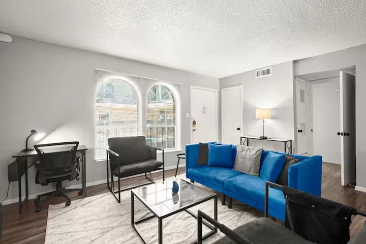 Cozy & Central ~ UT/Moody ~ Pool ~ Parking ~ WiFi - Image 2